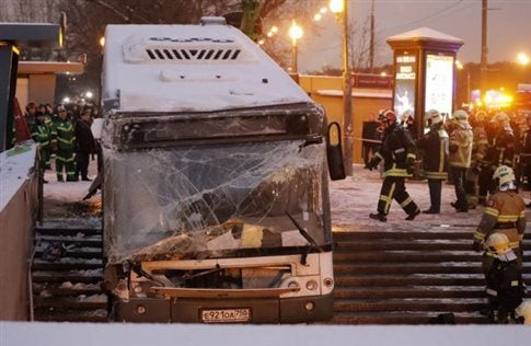 Μόσχα: Η στιγμή που το λεωφορείο χτυπά ανυποψίαστους πολίτες (βίντεο)